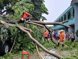 Hujan Lebat dan Angin Kencang Rusak Kendaraan di SMKN 3 Kota Bogor