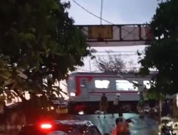 Kecelakaan Maut di Bogor: Mobil Diseruduk KRL, Kereta Anjlok